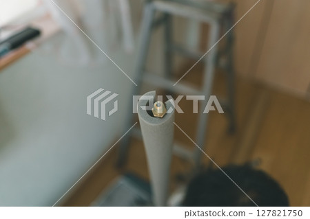Left flare pipe for extension to connect to the auxiliary piping of the indoor unit, which is to be stored in advance when connecting piping. 127821750