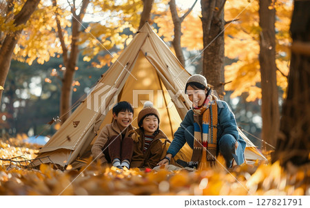 家庭在秋季享受露營 家庭在秋季享受露營 127821791