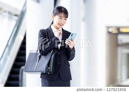 求職：求職者正在看智慧型手機 127821938