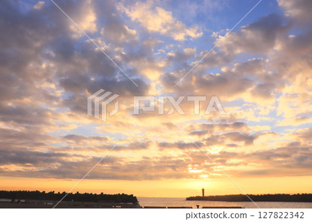 Gradation of the morning glow and blue sky 127822342