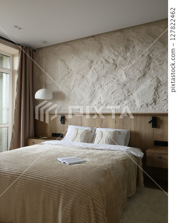 A Modern Cozy Bedroom that features Natural Elements combined with Soft Textures seamlessly A Modern Cozy Bedroom that features Natural Elements combined with Soft Textures seamlessly 127822462