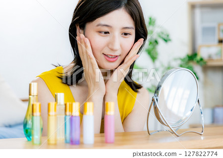 A young lady who makes a makeup 127822774