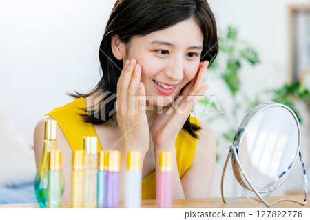 A young lady who makes a makeup 127822776