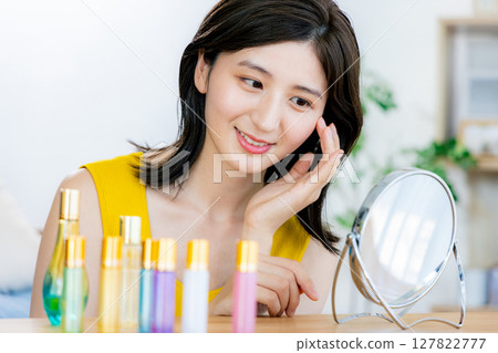 一位化妝的年輕女士 127822777