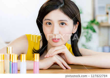 A young lady who makes a makeup 127822784