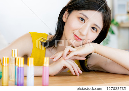 A young lady who makes a makeup 127822785