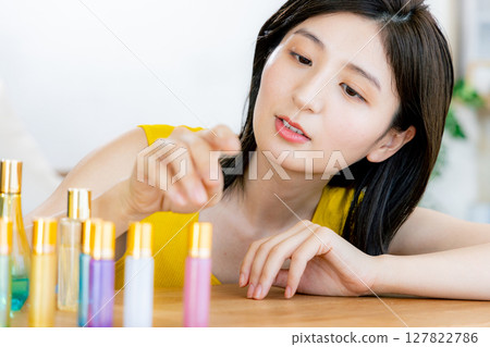 A young lady who makes a makeup 127822786