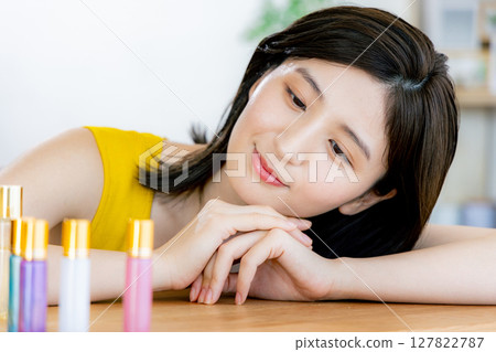 A young lady who makes a makeup 127822787