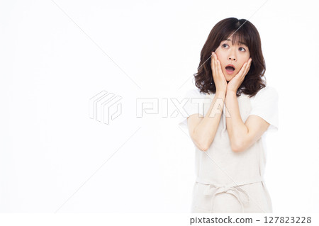 Surprised housewife 127823228