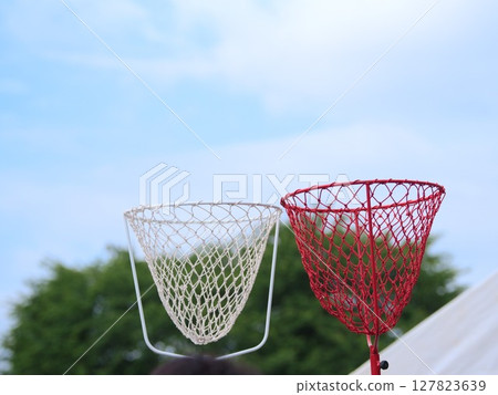 運動日的投球籃和藍天 運動日的投球籃和藍天 127823639