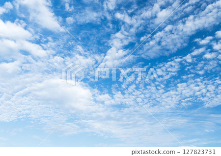 六月的天空:清晨藍天中的白雲 05 六月的天空:清晨藍天中的白雲 05 127823731