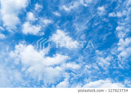 六月的天空:清晨藍天中的白雲 08 六月的天空:清晨藍天中的白雲 08 127823734