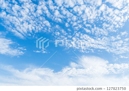 六月的天空:清晨藍天中的白雲與凝結尾跡 04 六月的天空:清晨藍天中的白雲與凝結尾跡 04 127823750
