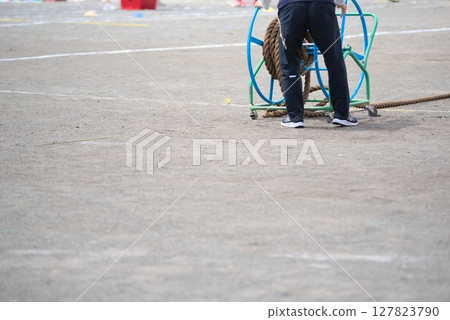 運動會準備期間拔河繩和工作人員的腳 127823790