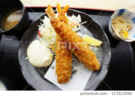 Large fried shrimp 127823880