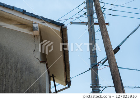 Cracks on the wall, exterior wall painting for reform Cracks on the wall, exterior wall painting for reform 127823910