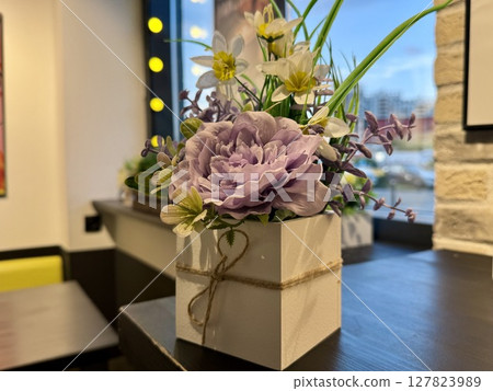 Beautiful flower arrangement in a cafe. High quality photo 127823989