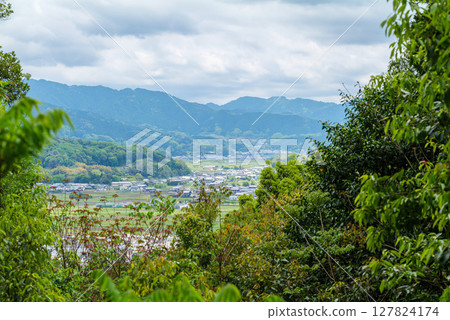 From Mount Miminari of the Three Mountains of Yamato to Mount Amanogatake and Asukadera Temple, and the rice terraces of Sakata April 24, 2025 127824174