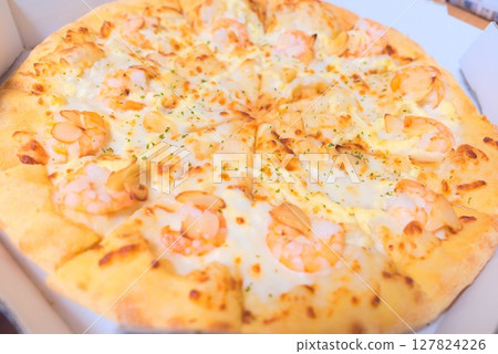 海鮮披薩,配上肥美的蝦子和白醬 海鮮披薩,配上肥美的蝦子和白醬 127824226
