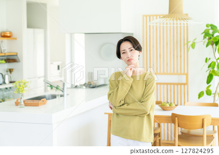 Middle-aged housewife at home 127824295