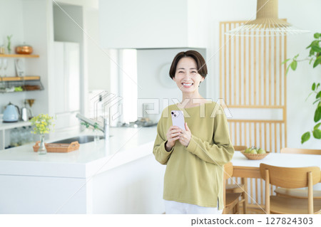 家中的中年家庭主婦 家中的中年家庭主婦 127824303
