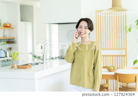 Middle-aged housewife at home 127824304