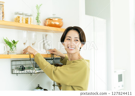 中年家庭主婦清潔貨架 中年家庭主婦清潔貨架 127824411