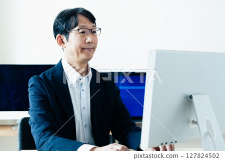 面對電腦的中年男子 127824502