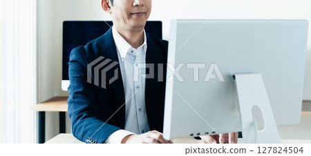 面對電腦的中年男子 127824504