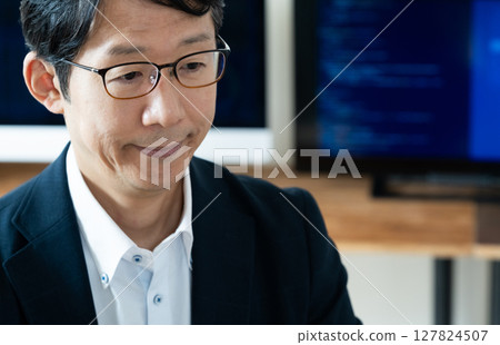 面對電腦的中年男子 127824507