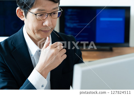 面對電腦的中年男子 127824511