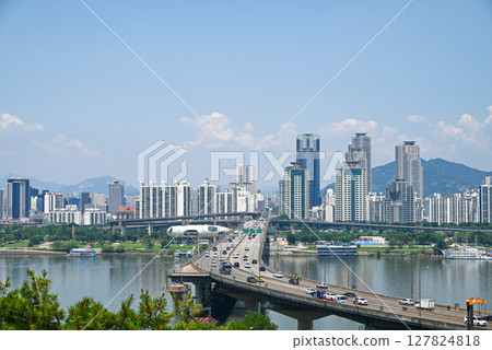 [韓國/首爾] 漢江清潭大橋和摩天大樓（從三星日出公園觀看） 127824818