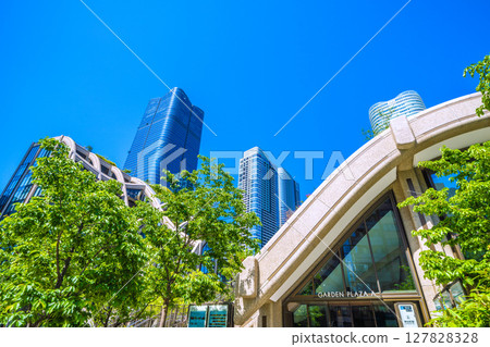 Tokyo cityscape in Japan: A new era begins... (bustling with foreign tourists) View of Azabudai Hills, etc. = 21st Tokyo cityscape in Japan: A new era begins... (bustling with foreign tourists) View of Azabudai Hills, etc. = 21st 127828328