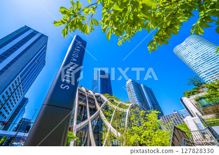 Tokyo cityscape in Japan: A new era begins... (bustling with foreign tourists) View of Azabudai Hills, etc. = 21st 127828330