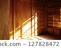 夕陽映照下的老房子大廳一角 127828472