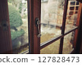 一棟舊木屋的玻璃門和扭鎖 127828473