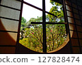 東城邸庭園中反映四季的圓形窗戶 127828474