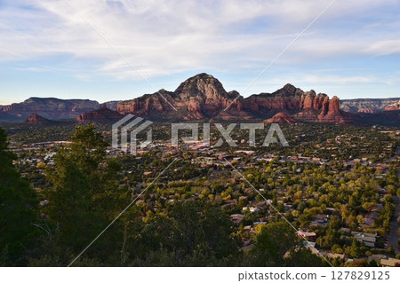 塞多納日落：紅色岩石和沙漠景觀 127829125