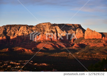 塞多納日落:紅色岩石和沙漠景觀 塞多納日落:紅色岩石和沙漠景觀 127829132