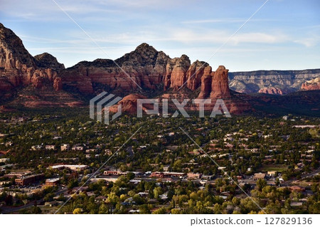 塞多納日落：紅色岩石和沙漠景觀 127829136