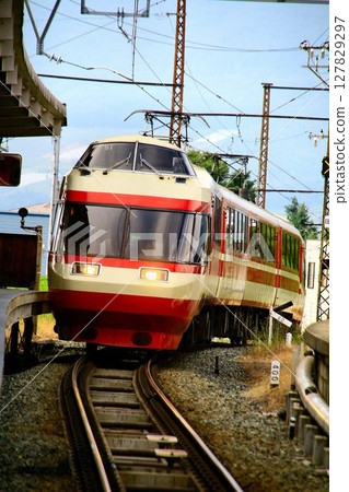Arriving at Yudanaka Station at an altitude of 599.76m... Nagano Electric Railway's flagship express train "Yukemuri" 1000 series 127829297