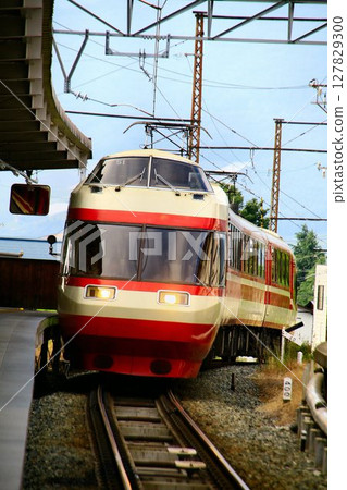 Arriving at Yudanaka Station at an altitude of 599.76m... Nagano Electric Railway's flagship express train "Yukemuri" 1000 series 127829300