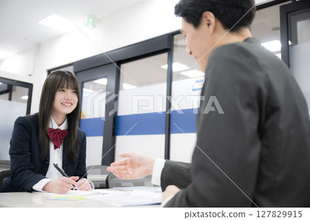 為學生提供面試、個別指導和職業指導的補習學校圖片 127829915