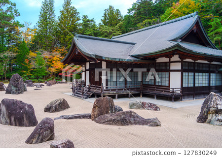 Mount Koya: Autumn at Kongobu-ji Temple's Banryu Garden Mount Koya: Autumn at Kongobu-ji Temple's Banryu Garden 127830249