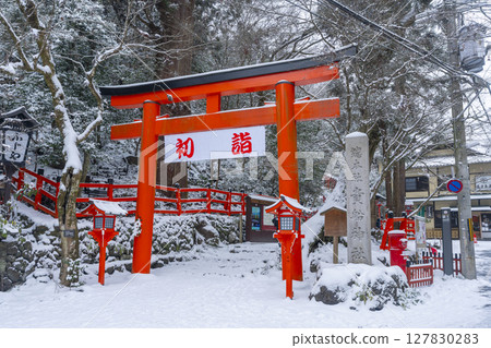 京都的冬天：貴船神社、第二鳥居和主要通道 127830283