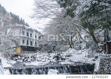 京都內殿的貴船川,白雪皚皚 京都內殿的貴船川,白雪皚皚 127830287