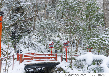 京都內殿的貴船川,白雪皚皚 京都內殿的貴船川,白雪皚皚 127830288