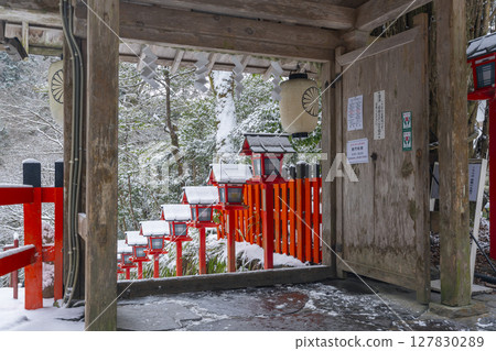 冬季的貴船神社：從內門望去的朱紅色燈籠和石階 127830289