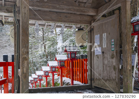 冬季的貴船神社:從內門望去的朱紅色燈籠和石階 冬季的貴船神社:從內門望去的朱紅色燈籠和石階 127830290
