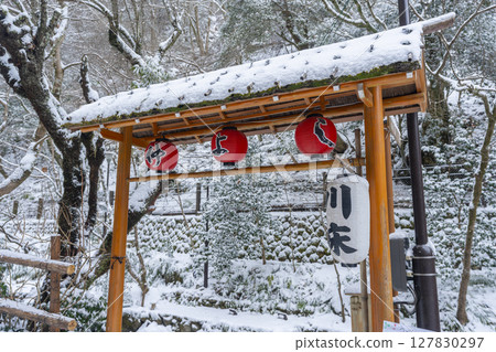 京都內殿的貴船川,白雪皚皚 京都內殿的貴船川,白雪皚皚 127830297